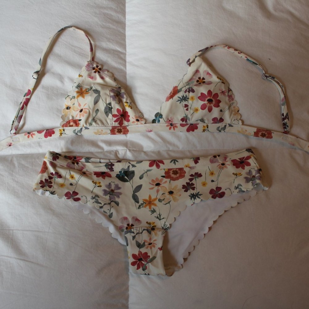 Scalloped floral white bikini set